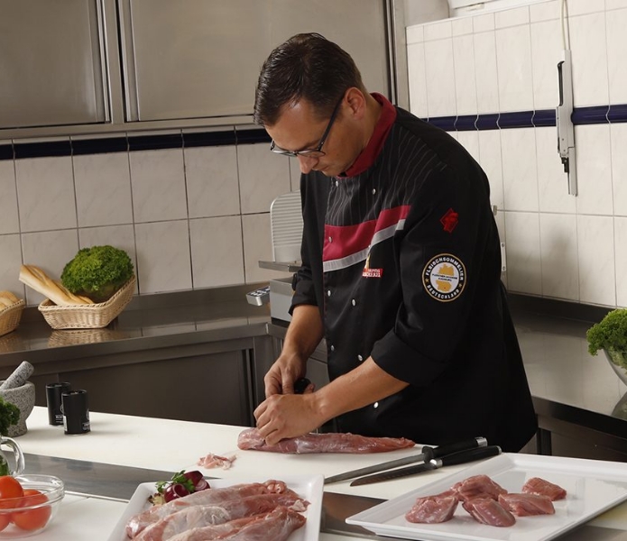 der-koch-schneidet-das-fleisch