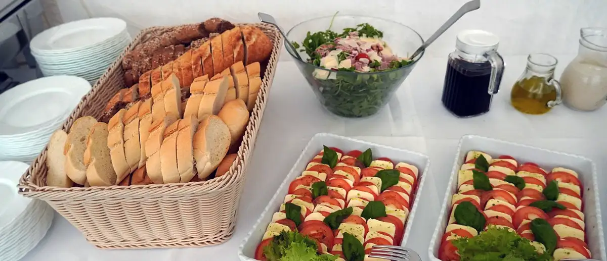 Brot und Caprese eines Catering dienstleisters auf einem Tisch