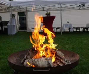 Brennendes Feuer in einer Feuerschale